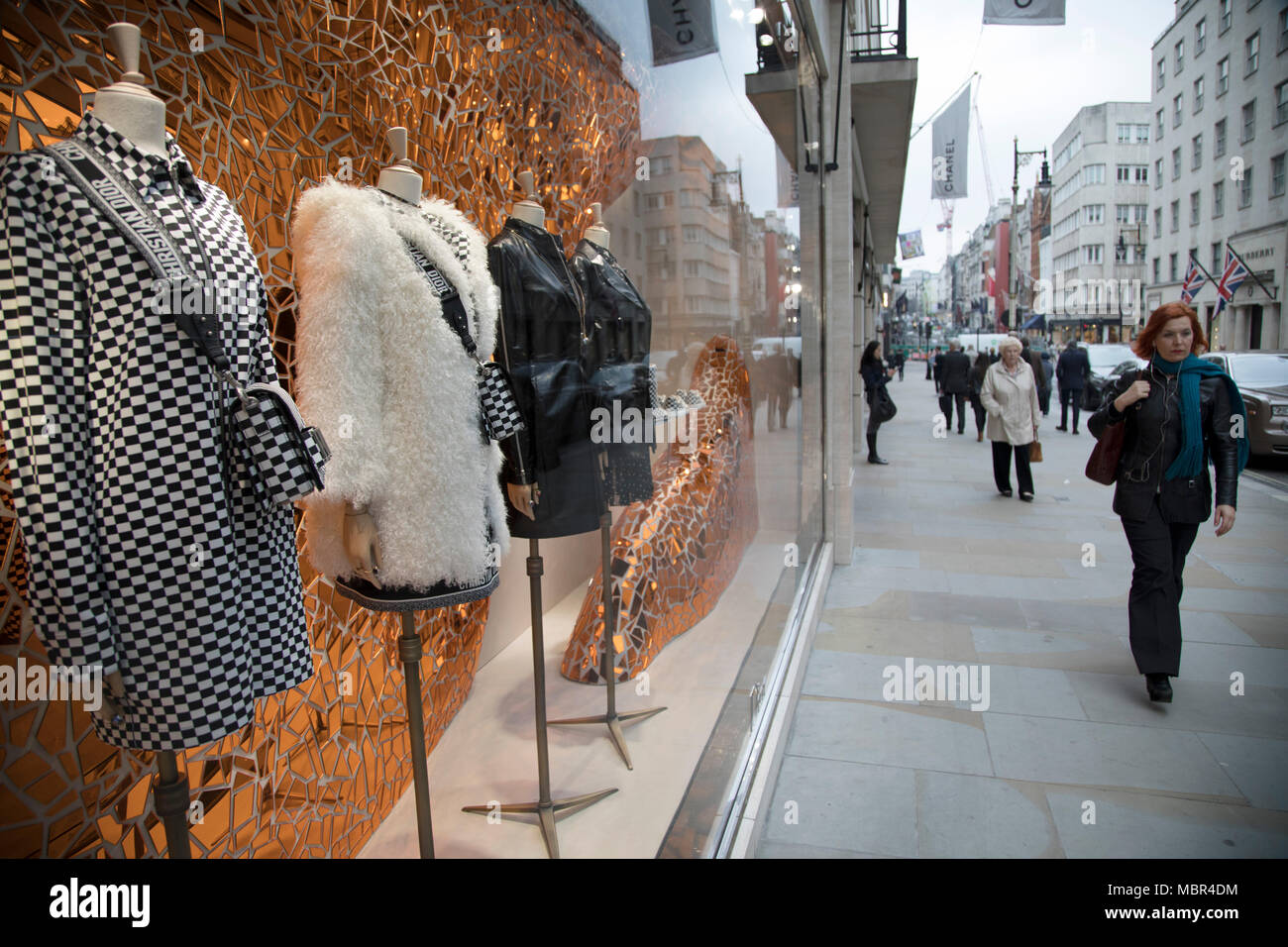 Ventana de la tienda de ropa exclusiva de Dior en New Bond Street en  Mayfair, Londres, Inglaterra, Reino Unido. Bond Street es una de las  principales calles en el extremo oeste del