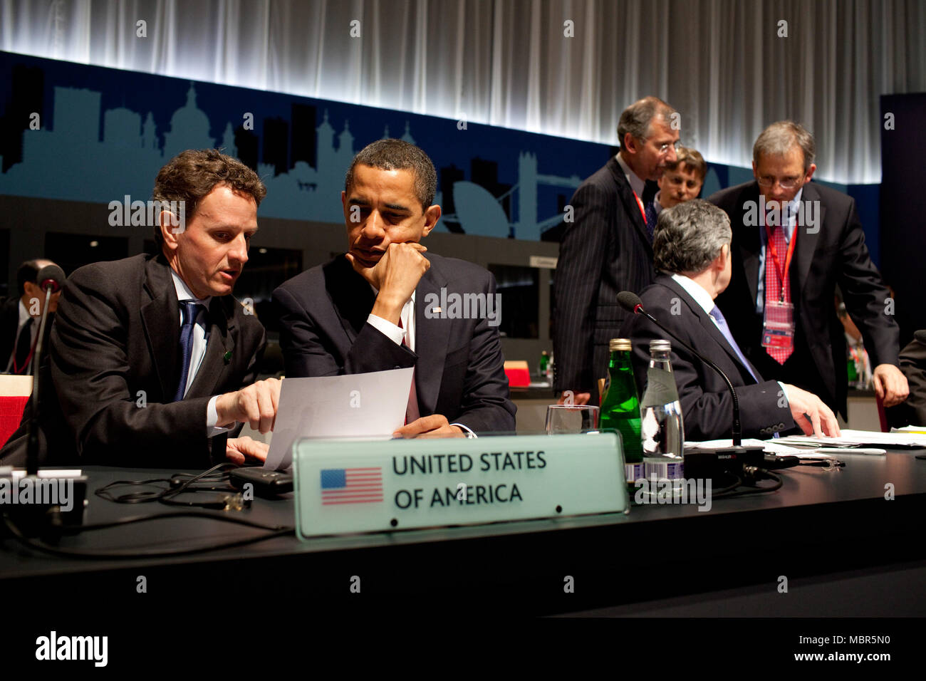 El presidente Barack Obama le confiere con el Secretario del Tesoro de Estados Unidos, Timothy Geithner, durante la Cumbre del G-20 el 2 de abril de 2009, en el centro ExCel en Londres. Foto oficial de la Casa Blanca por Pete Souza Foto de stock