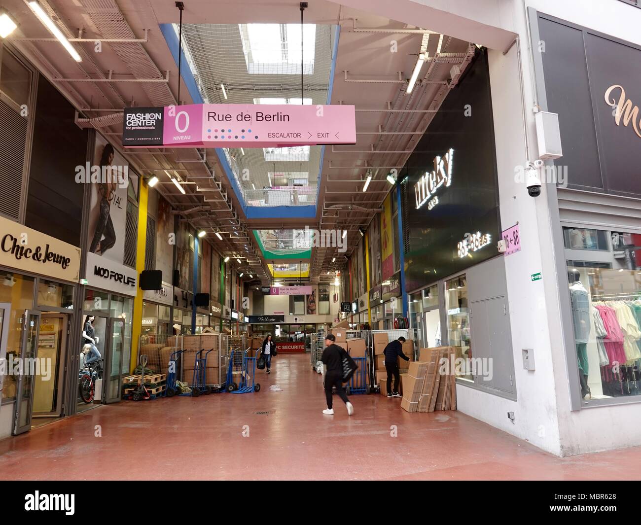 Pasillo comercial, mayoristas y tiendas de moda de París centro de moda. Anunciado como el mayor centro comercial mayorista de moda en Europa. Aubervilliers, Francia de stock - Alamy