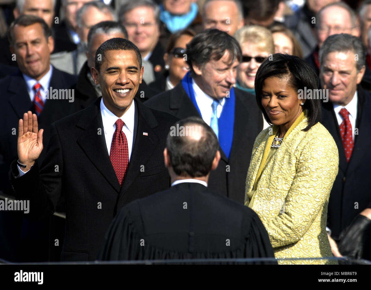 Con su familia a su lado, Barack Obama juró como el 44º presidente de los Estados Unidos por el Jefe de Justicia de los Estados Unidos John G. Roberts Jr. en Washington, D.C., 20 de enero de 2009. Foto de stock