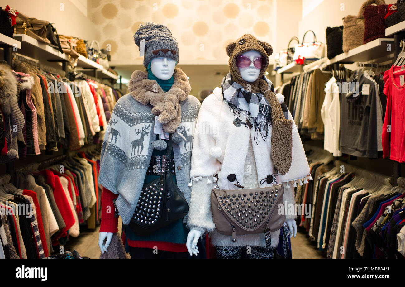 Womens prendas ropa de invierno sobre maniquíes en la tienda Fotografía de  stock - Alamy