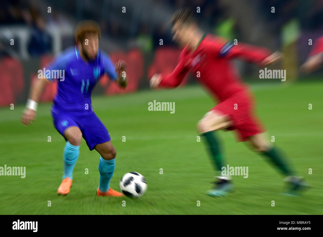 Efecto Zoom, abordando, Fútbol, Tonny Vilhena, Holanda, Cristiano Ronaldo, Portugal Foto de stock
