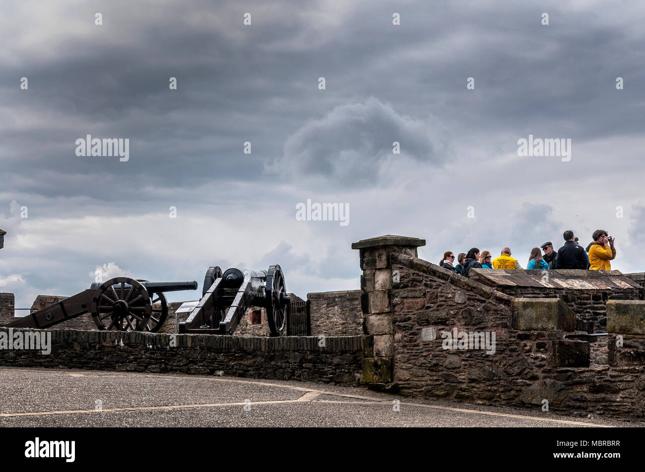 Los turistas de las murallas de la ciudad, de la ciudad de Derry, en Londonderry, Irlanda del Norte, REINO UNIDO Foto de stock