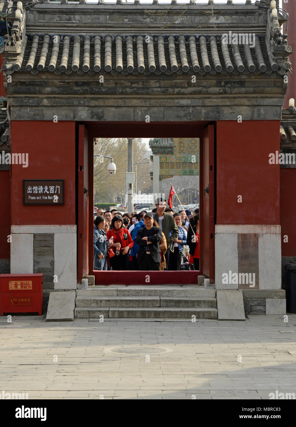 Excursión del grupo esperan su turno para entrar en el templo Dongyue oriental en el centro de Pekín, China Foto de stock