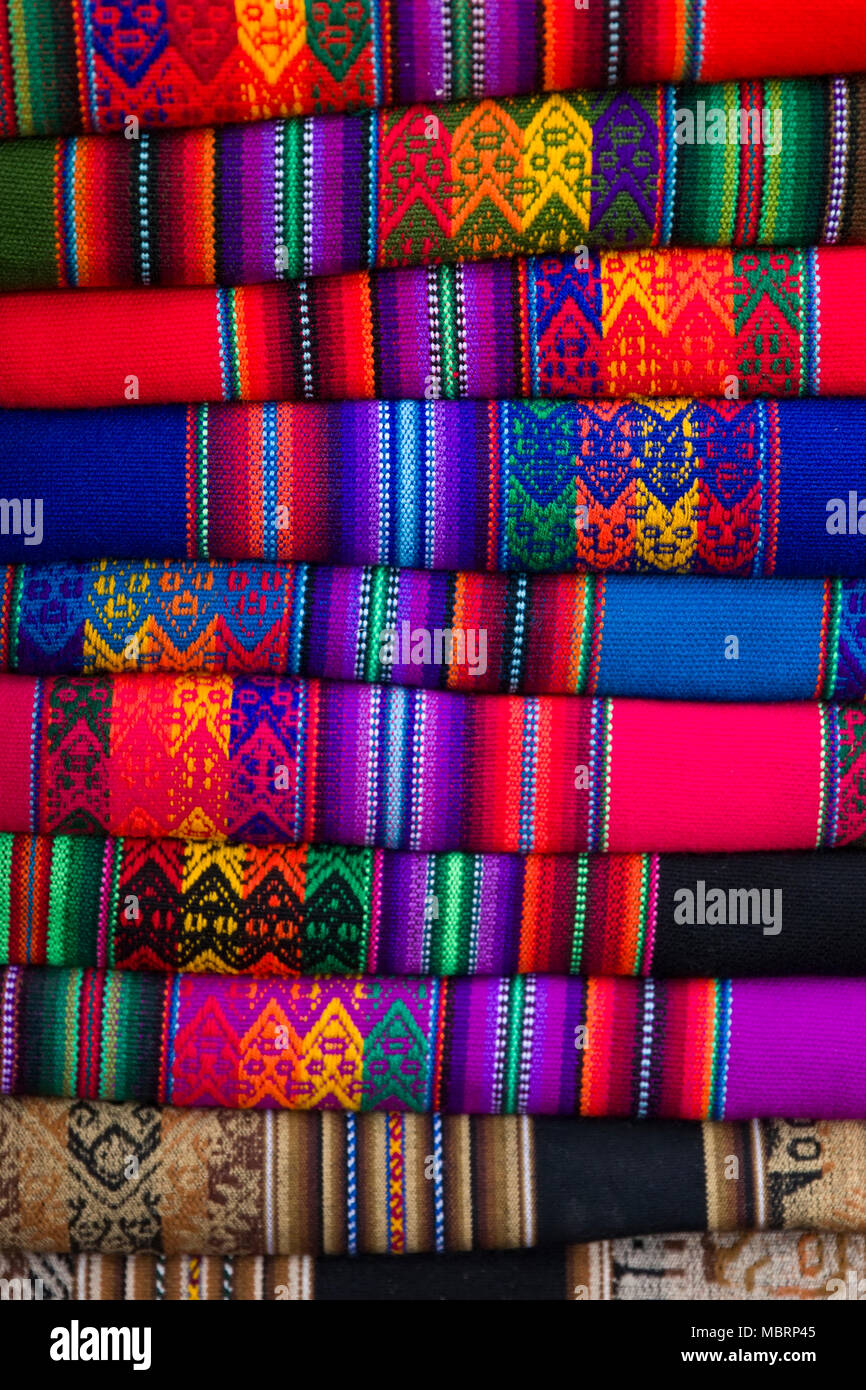Coloridas telas tradicionales peruanos en el mercado en Cusco, Peru  Fotografía de stock - Alamy