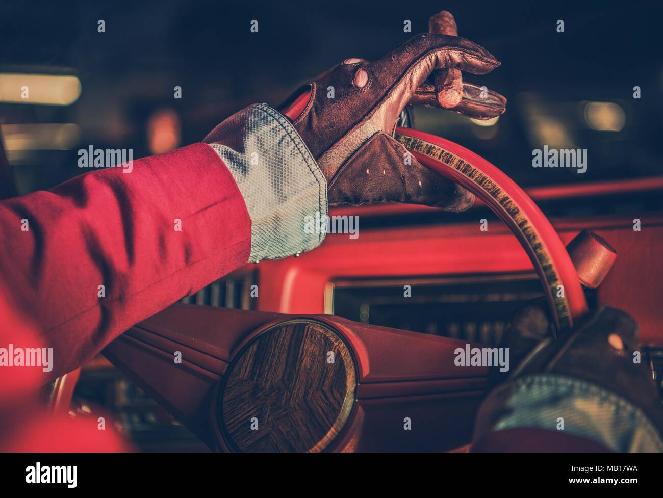 Conductor de coches clásicos. Controlador con enorme cigarro conducir coches clásicos Americanos. Foto de stock