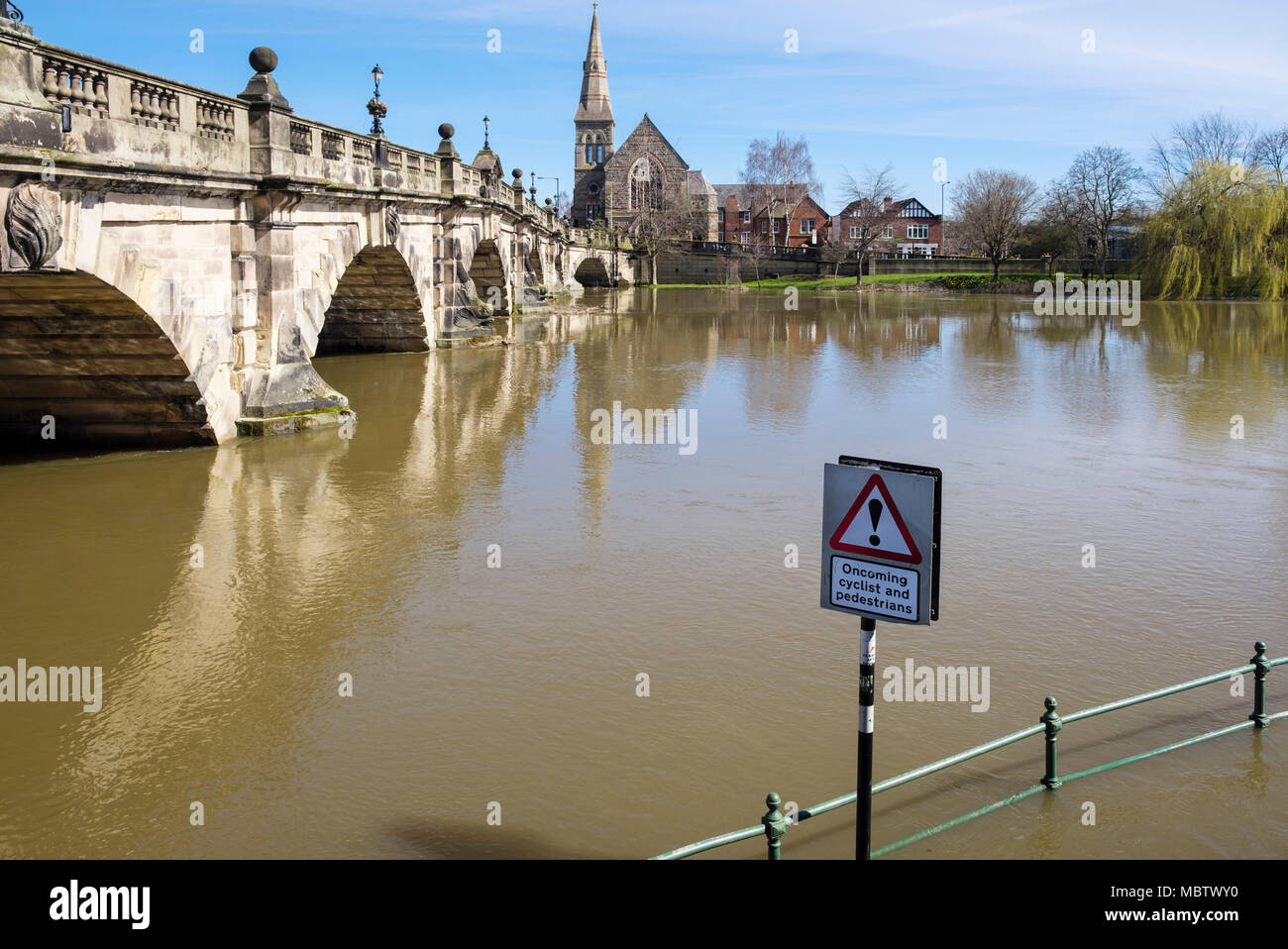 El inglés puente sobre el río Severn inundadas con alto nivel de agua. Shrewsbury, Shropshire, West Midlands, Inglaterra, Reino Unido, Gran Bretaña Foto de stock