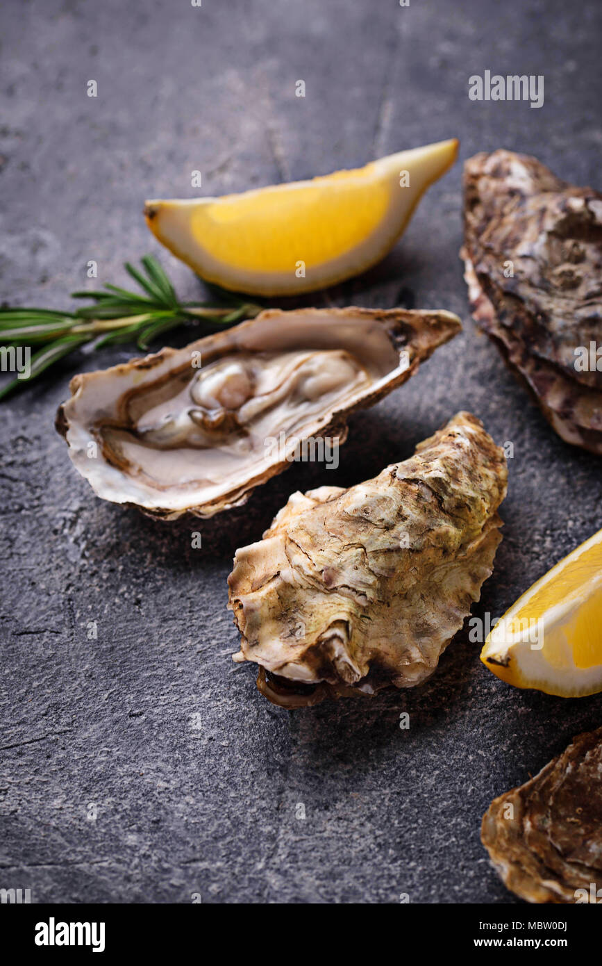 Ostras frescas con limón y Romero Foto de stock