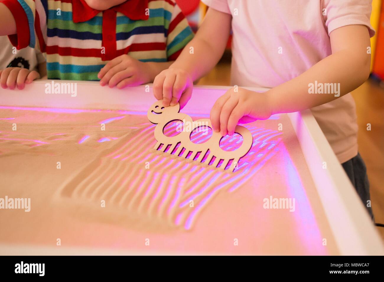 Los niños Pintura interactiva en la mesa de arena , animación de arena Foto de stock