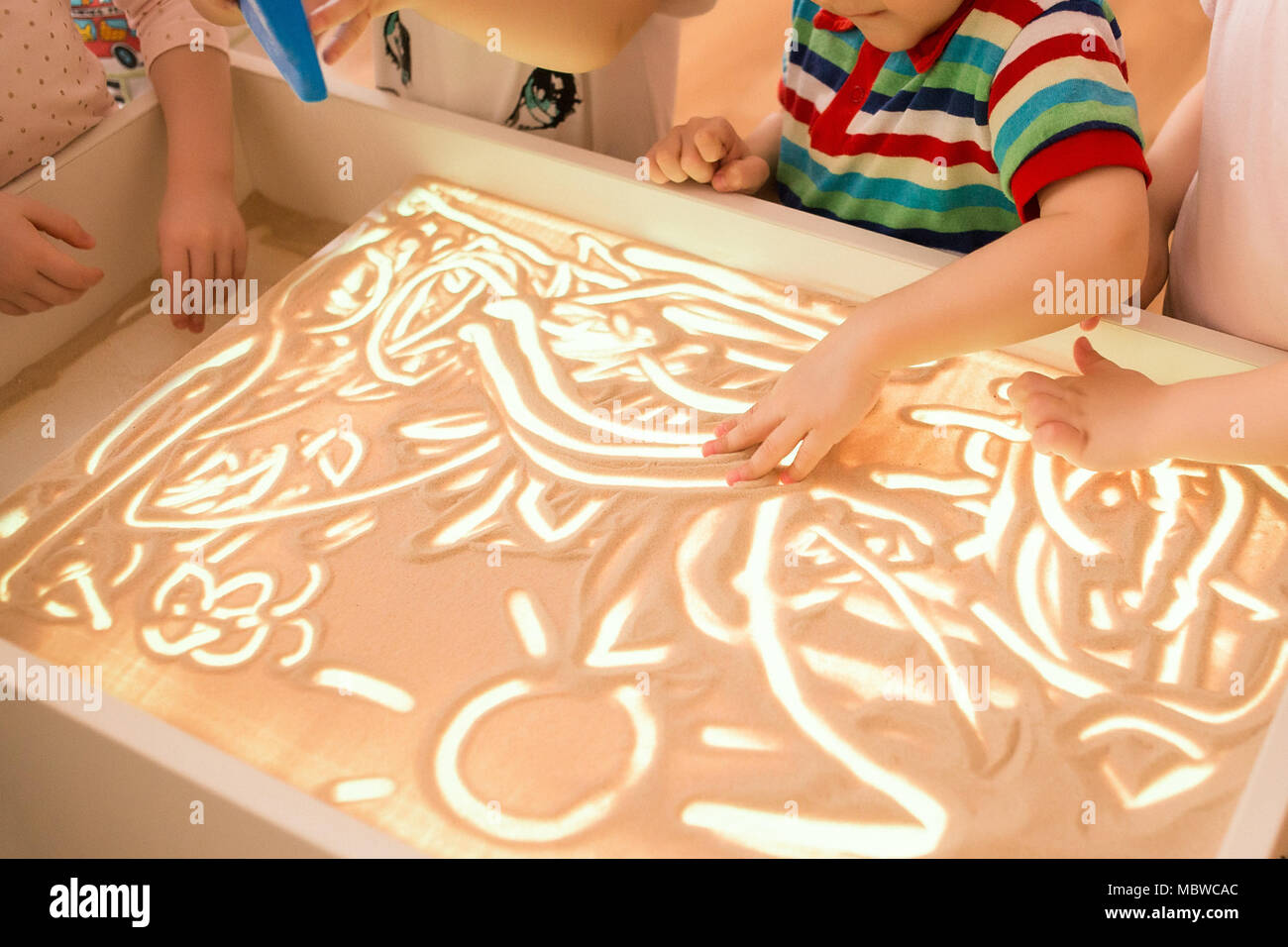 Los niños Pintura interactiva en la mesa de arena , animación de arena Foto de stock