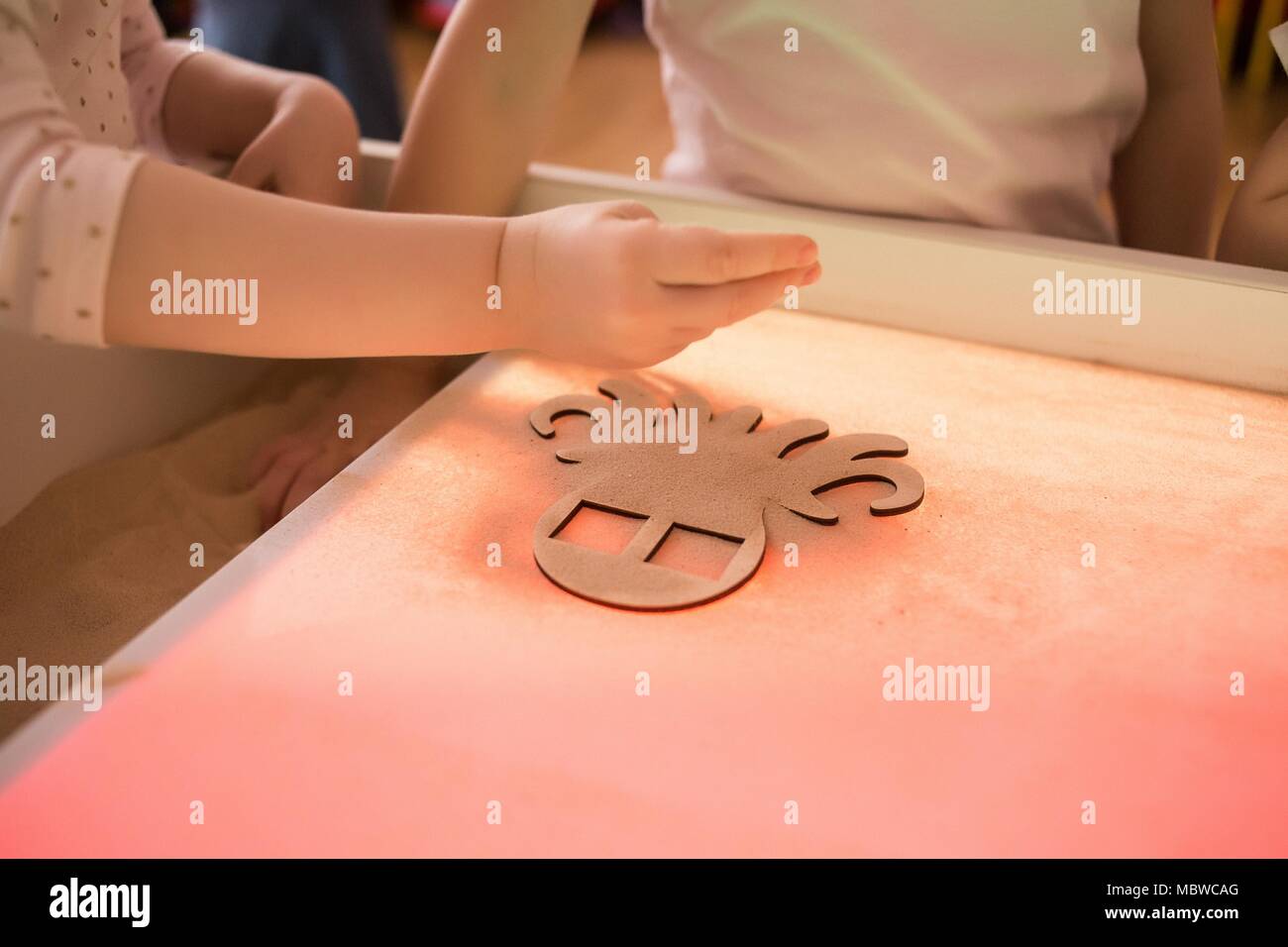Los niños Pintura interactiva en la mesa de arena , animación de arena Foto de stock