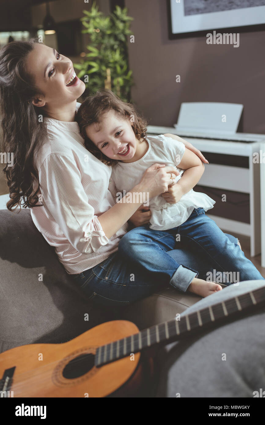 Feliz madre con una hija en casa Foto de stock