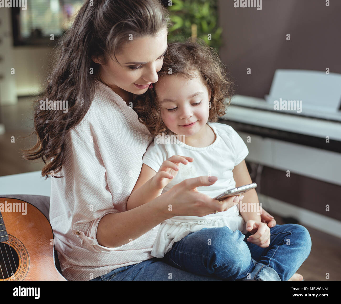 Feliz madre con una hija en casa Foto de stock