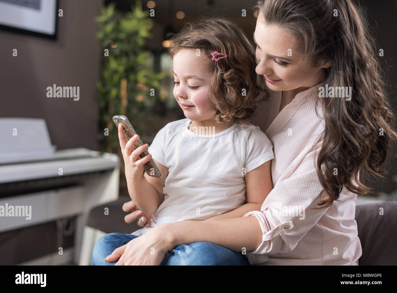 Feliz madre con una hija en casa Foto de stock