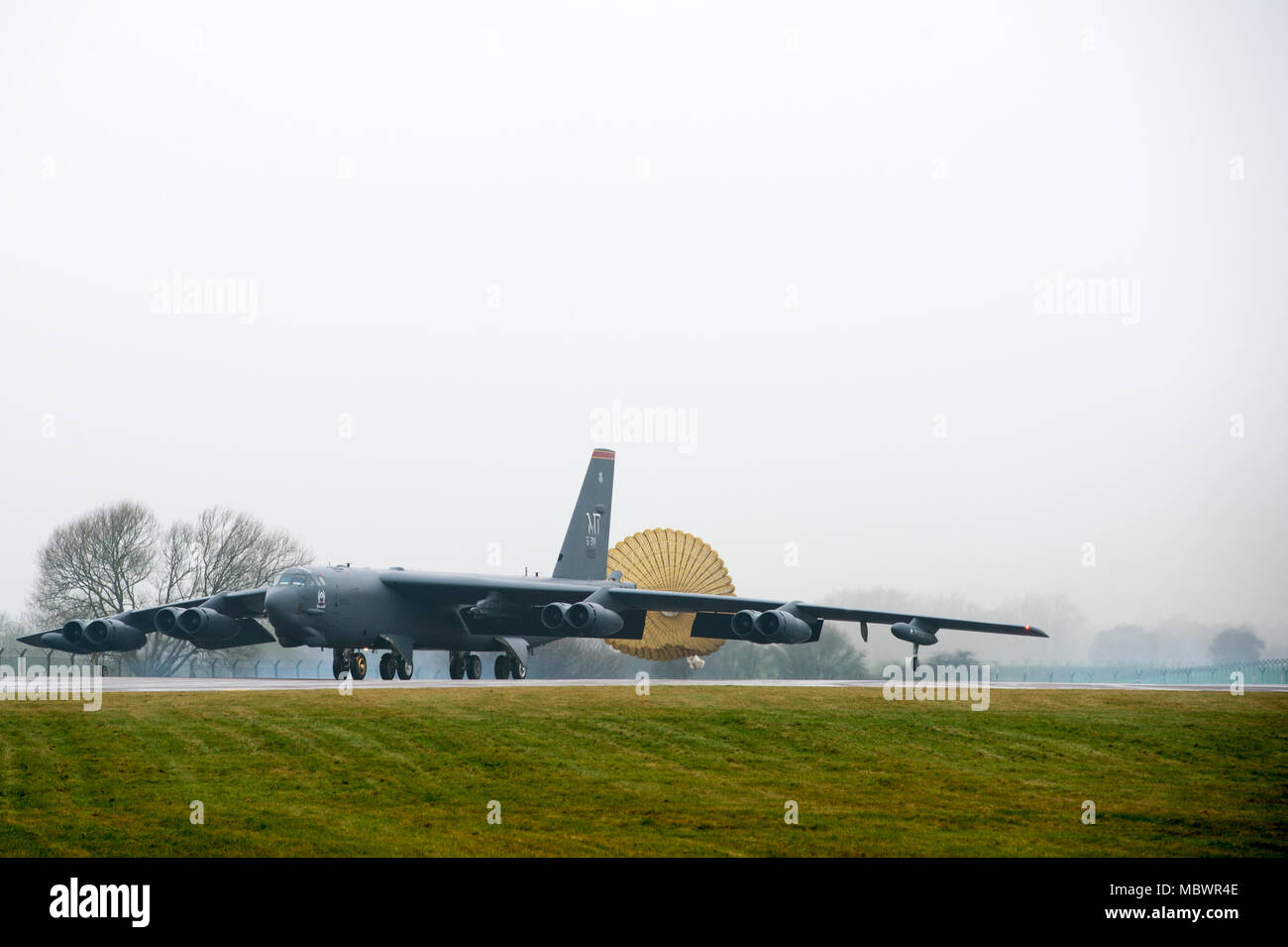 Un B-52 Stratofortress desplegando desde la base de la Fuerza Aérea Minot, N.D., taxis de la pista de aterrizaje de la RAF Fairford, Inglaterra, 9 de enero de 2018. El despliegue de los bombarderos estratégicos al Reino Unido ayuda a ejercer las Fuerzas Aéreas de los Estados Unidos en Europa la ubicación de operaciones de avanzada para los bombarderos. Entrenamiento con socios, aliados y otras unidades de la Fuerza Aérea de los EE.UU. ayuda a la 5ª bomba contribuir a ala dispuesta y capaz fuerzas. (Ee.Uu. Foto de la fuerza aérea por Tech. El Sgt. Joshua J. García) Foto de stock