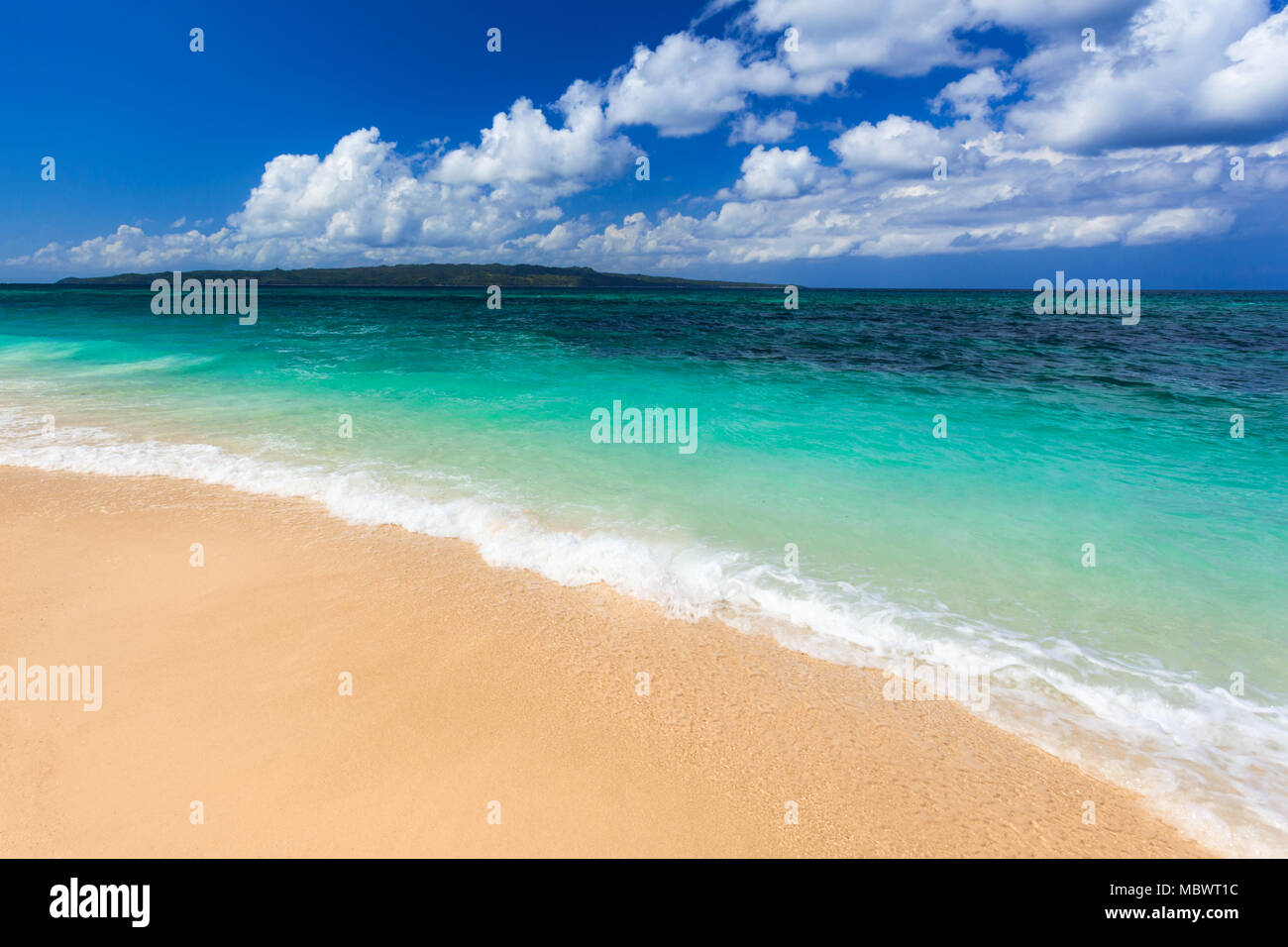 Nadie en la playa de aguas turquesa de belleza Foto de stock