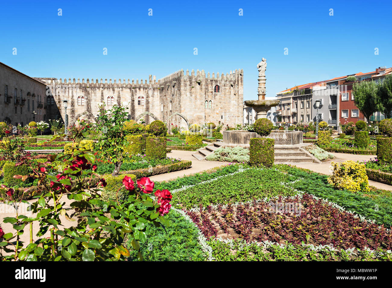 Jardines de Santa Bárbara con el castillo de Braga, Portugal Fotografía de  stock - Alamy