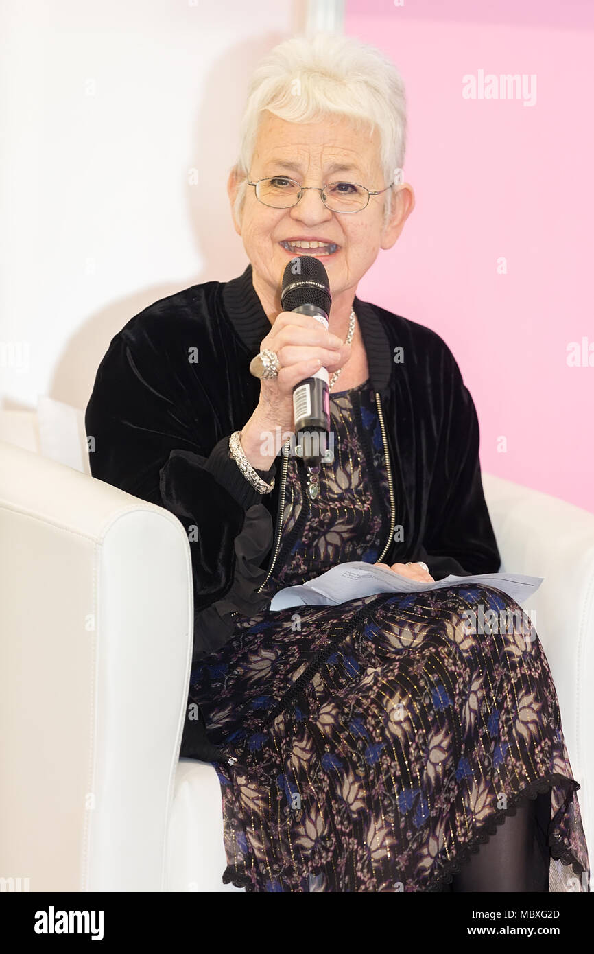 Londres, Reino Unido. 12 de abril de 2018. Autor de libros infantiles más vendidos Dame Jacqueline Wilson, autor de el día en la Feria del Libro 2018. © Laura De Meo / Alamy Live News Foto de stock