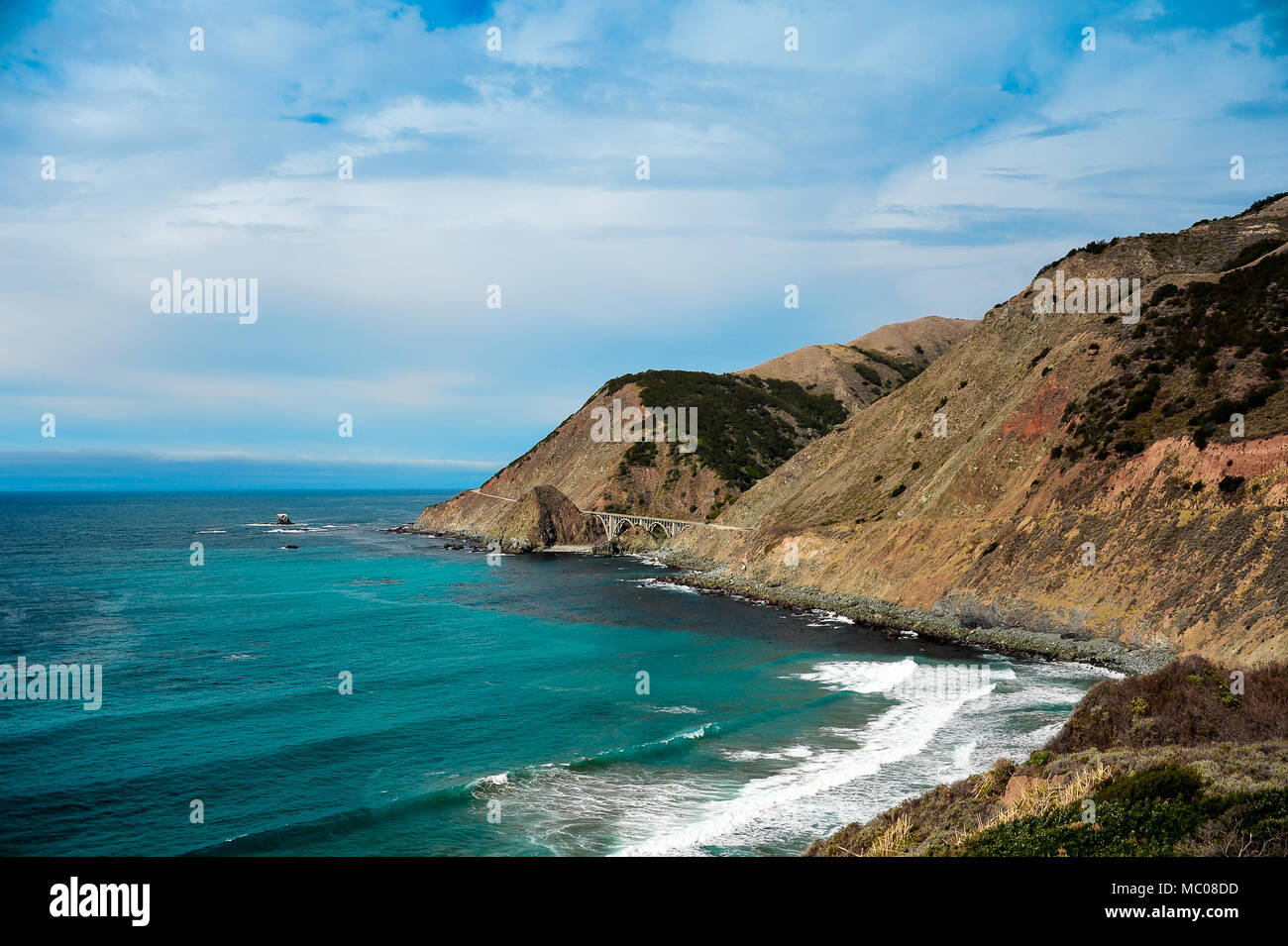 Vistas a lo largo de la costa del Pacífico Cabrillo Highway a Big Creek Cala puente, California. Hermosos paisajes, cielos nublados, acantilados rocosos y el mar turquesa. Foto de stock