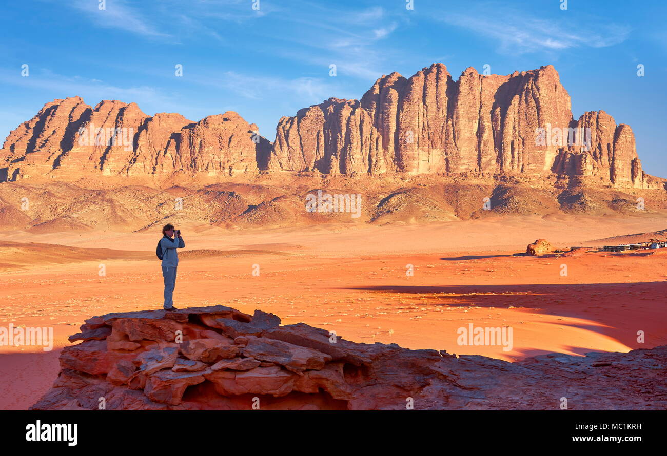 Los turistas en el desierto de Wadi Rum, Jordania Foto de stock