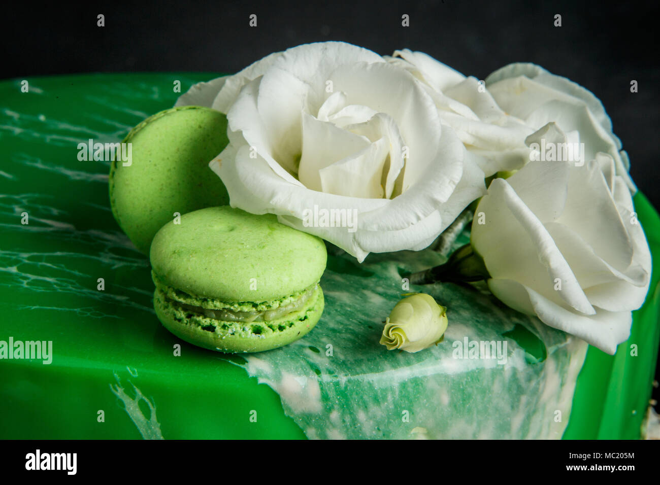 Closeup topping de glaseado torta verde decorado con flores 