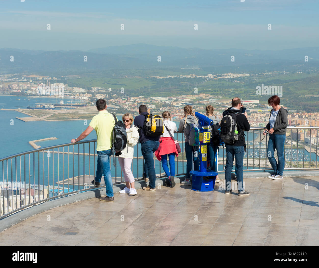 Las personas adoptadas en vista desde la parte superior de la estación de teleférico al Peñón de Gibraltar Foto de stock