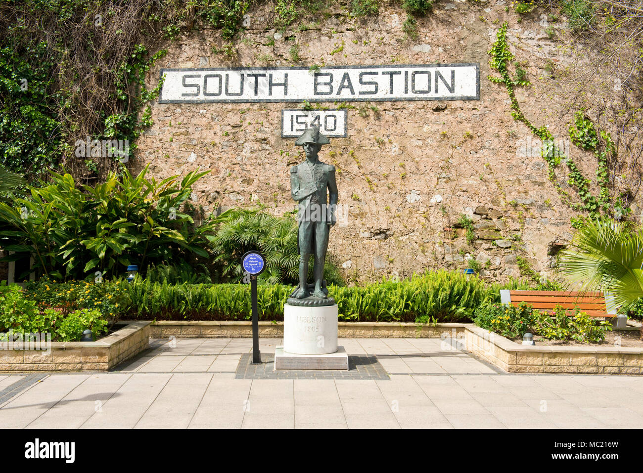 Estatua de Lord Nelson junto al signo de bastión del Sur, 1540. Gibraltar, Reino Unido. Península Ibérica. Foto de stock