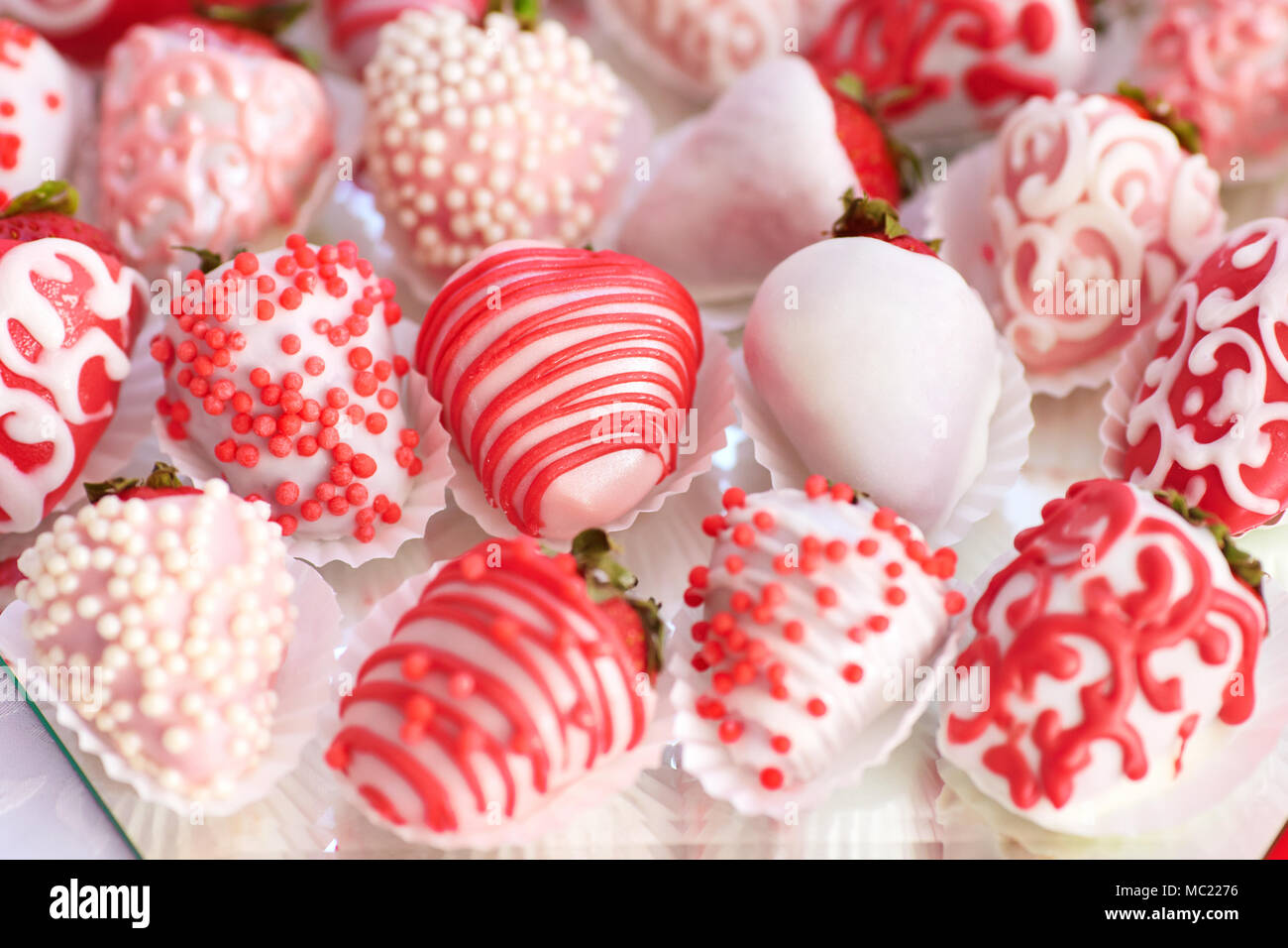 Fresas cubiertas de chocolate blanco y decoradas con glaseado rosa  Fotografía de stock - Alamy