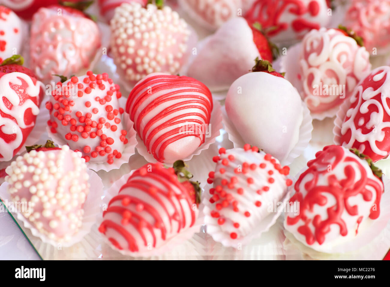 https www alamy es fresas cubiertas de chocolate blanco y decoradas con glaseado rosa image179525226 html