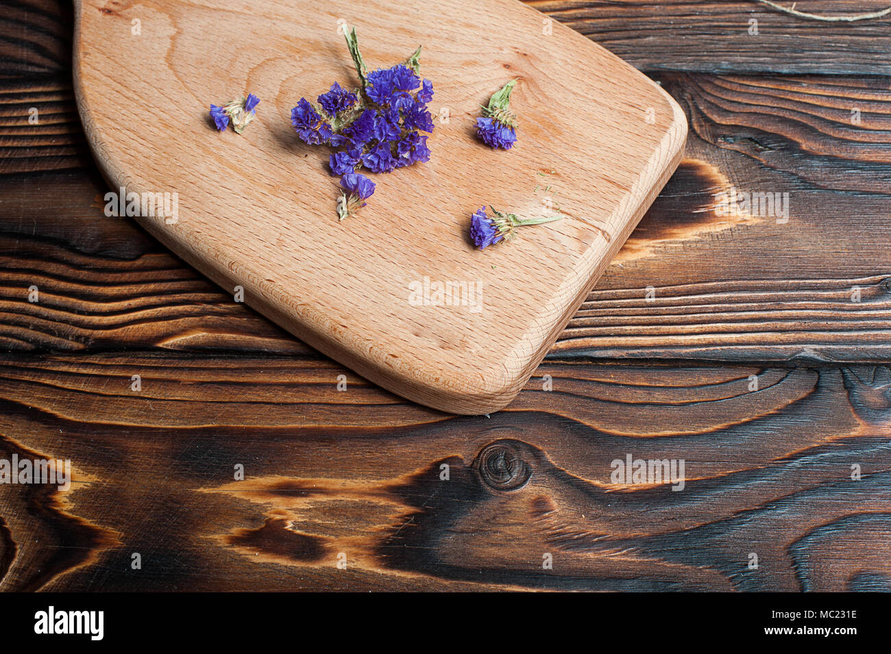 Vista superior de la tabla de cortar de madera vacías sobre la mesa oscura Foto de stock