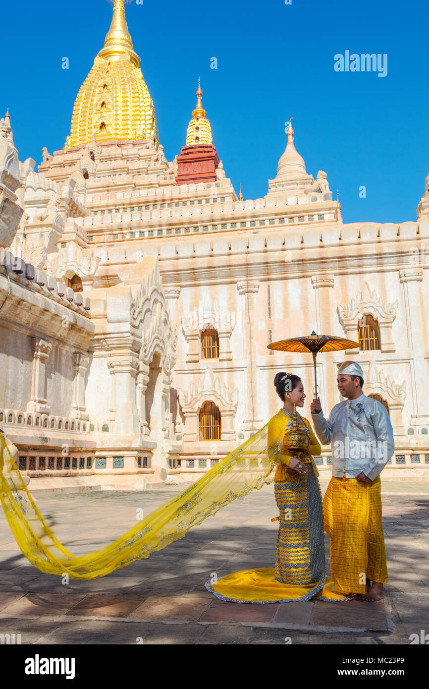 Matrimonio tradicional birmano frente al 'Templo de Ananda' en Bagan, Myanmar (Birmania). Foto de stock