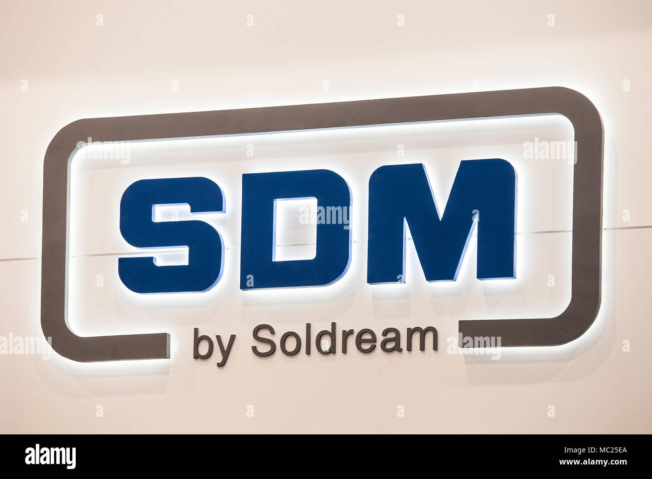 SDM logotipo Soldream firmar banner. SDM es el proveedor líder de equipos de metalmecánica de alto nivel Foto de stock