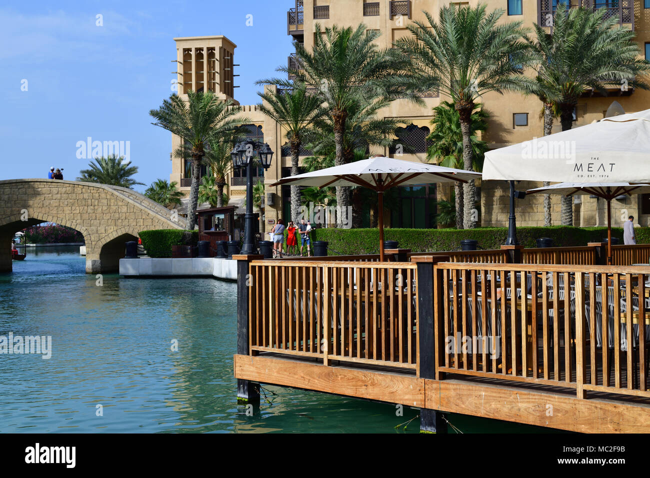 Dubai, Emiratos Árabes Unidos - El 8 de abril. 2018. Madinat Jumeirah - hotel y complejo mercado Foto de stock