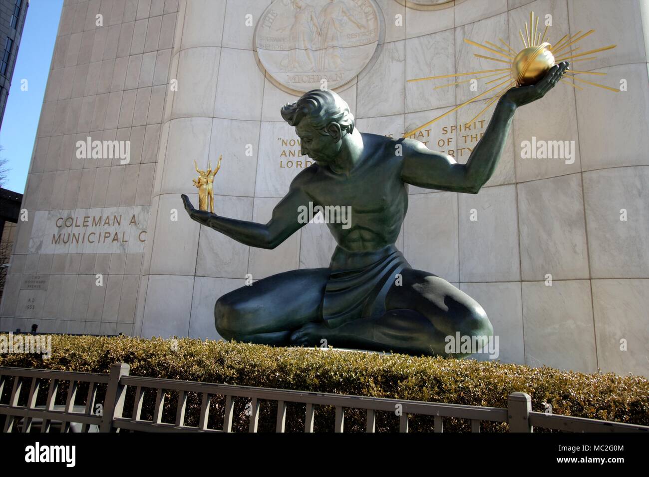 Detroit, Michigan, EE.UU., 22 de marzo de 2018: El espíritu de Detroit por Coleman un joven Centro Municipal. La estatua de bronce fue encargado por la ciudad Foto de stock