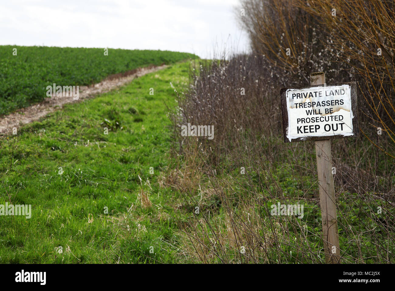 Invasores de tierras privadas será perseguido mantener fuera firmar carteles signpost. Foto de stock