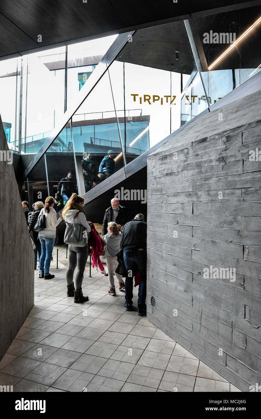 Tirpitz Bunker Museum por Bjarke Ingels' grupo de arquitectura danés grande en las dunas de Blavand en Jutlandia, Dinamarca. Foto de stock