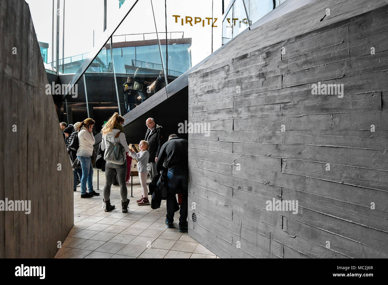 Tirpitz Bunker Museum por Bjarke Ingels' grupo de arquitectura danés grande en las dunas de Blavand en Jutlandia, Dinamarca. Foto de stock