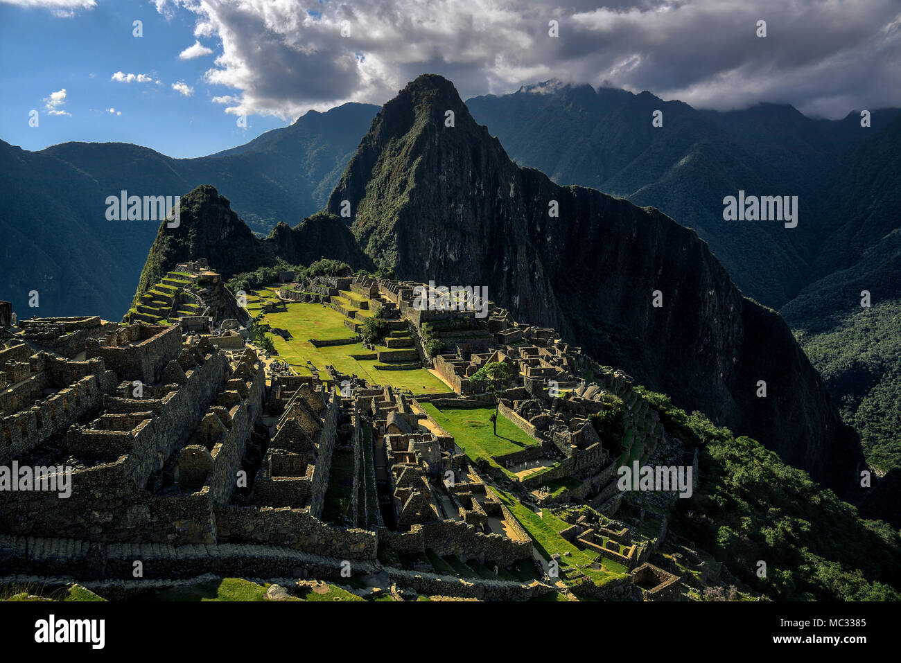 Machu Picchu Peru - Vista sobre un pico de montaña Foto de stock