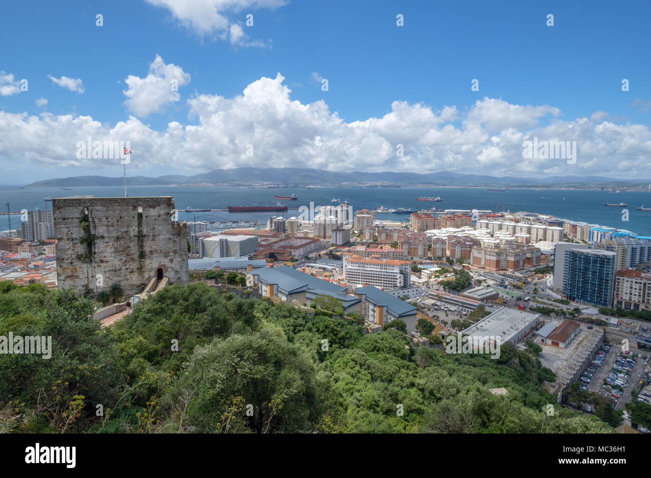 GIBRALTAR, España: 12 de mayo de 2017: Las vistas de Gibraltar desde la Roca en mayo de 2017. Foto de stock