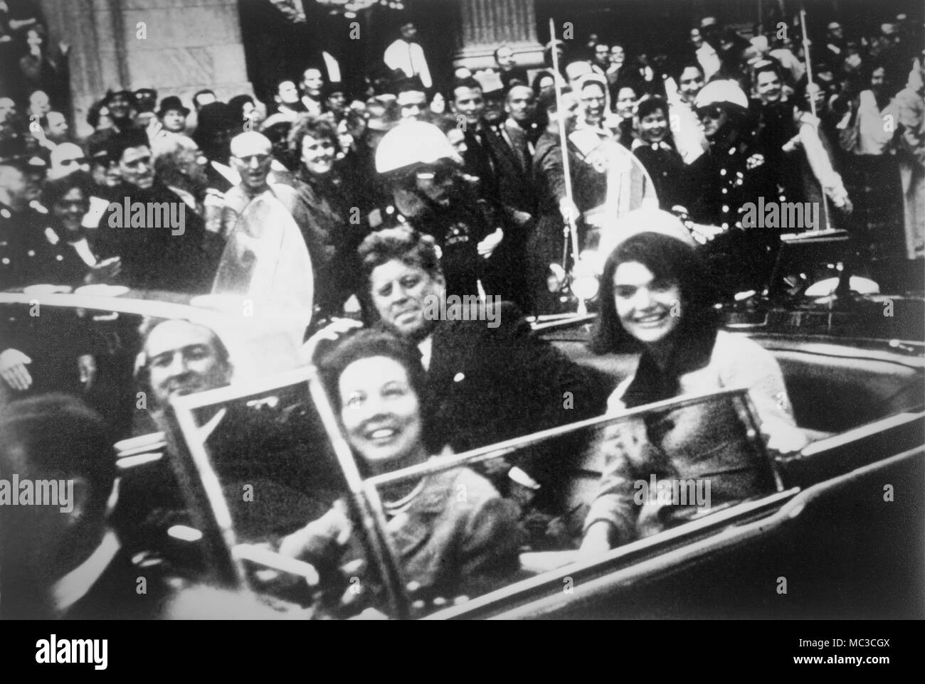 John F. Kennedy, Jacquelyn Kennedy, el Gobernador de Texas, John Connally y la Sra. Connally en la parte superior abierta limusina presidencial momentos antes del asesinato del Presidente en Dallas, Texas, en noviembre de 1963. Foto de stock