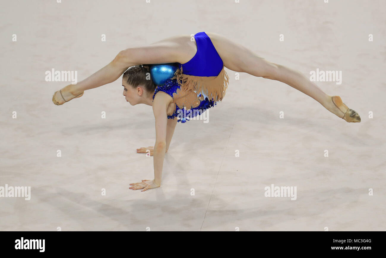 Chica gimnasta profesional realizar con una pelota de gimnasia rítmica, en  una verdadera competencia en la gimnasia Fotografía de stock - Alamy
