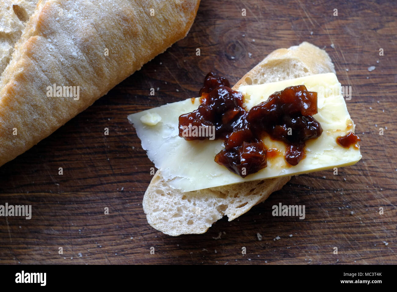 Queso y pickle en pan rústico Foto de stock