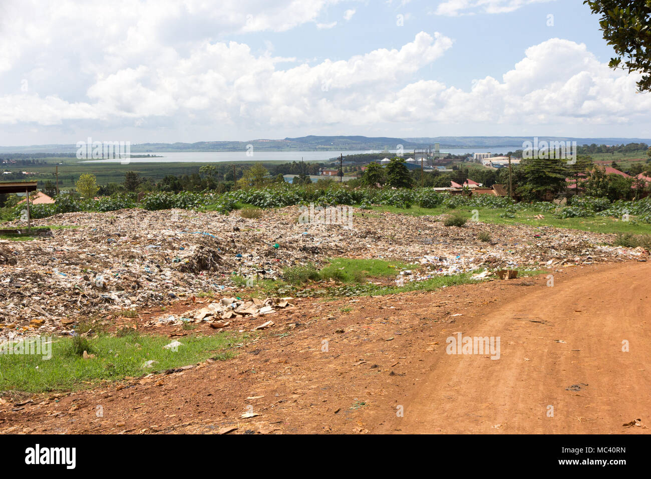 En Jinja, Uganda. 21 de mayo de 2017. Un gran vertedero de residuos desperdigados en los suburbios de la ciudad ugandesa de Jinja. Foto de stock
