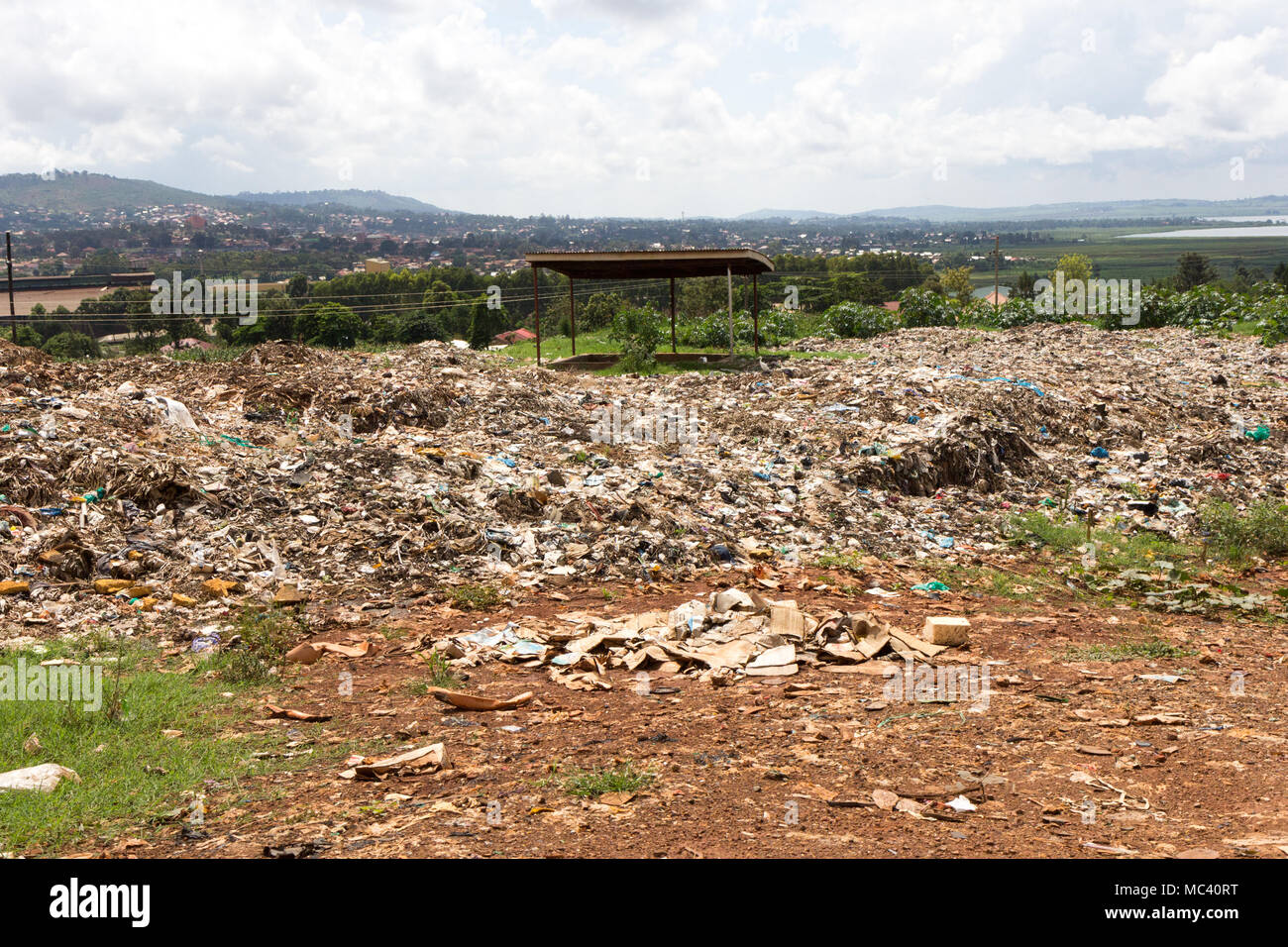En Jinja, Uganda. 21 de mayo de 2017. Un gran vertedero de residuos desperdigados en los suburbios de la ciudad ugandesa de Jinja. Foto de stock