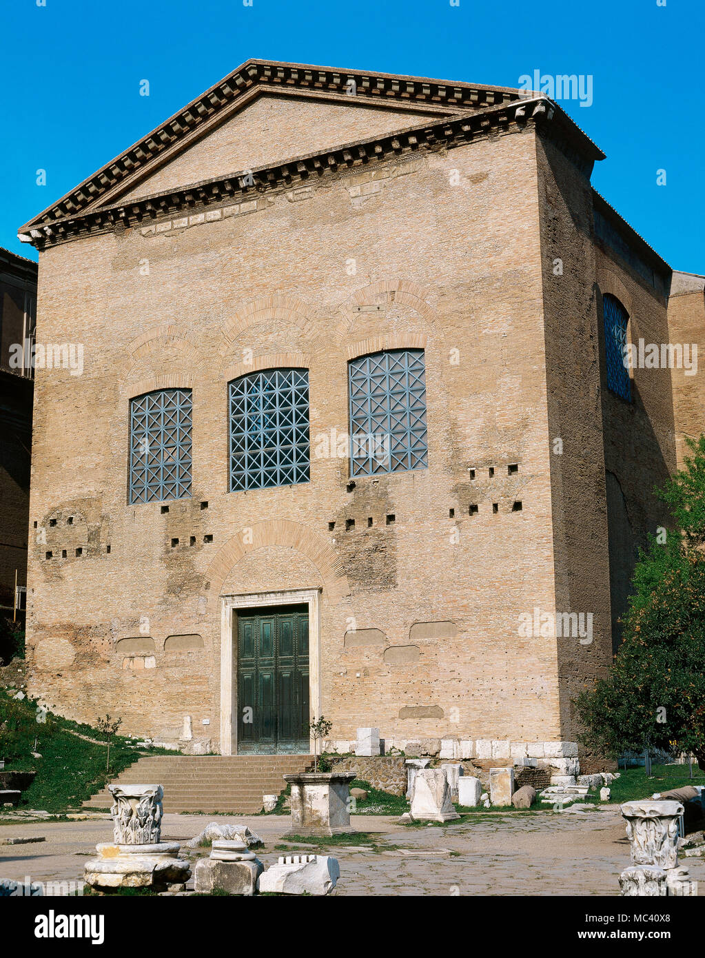 Roma, Italia. Curia Julia o Senate House, construido en el año 44 A.C. por Julio César. Fue terminada por Augusto César, en el año 29 antes de Cristo. Conversión en la Basílica de Sant' Adriano al Foro en el 7mo siglo. Foto de stock