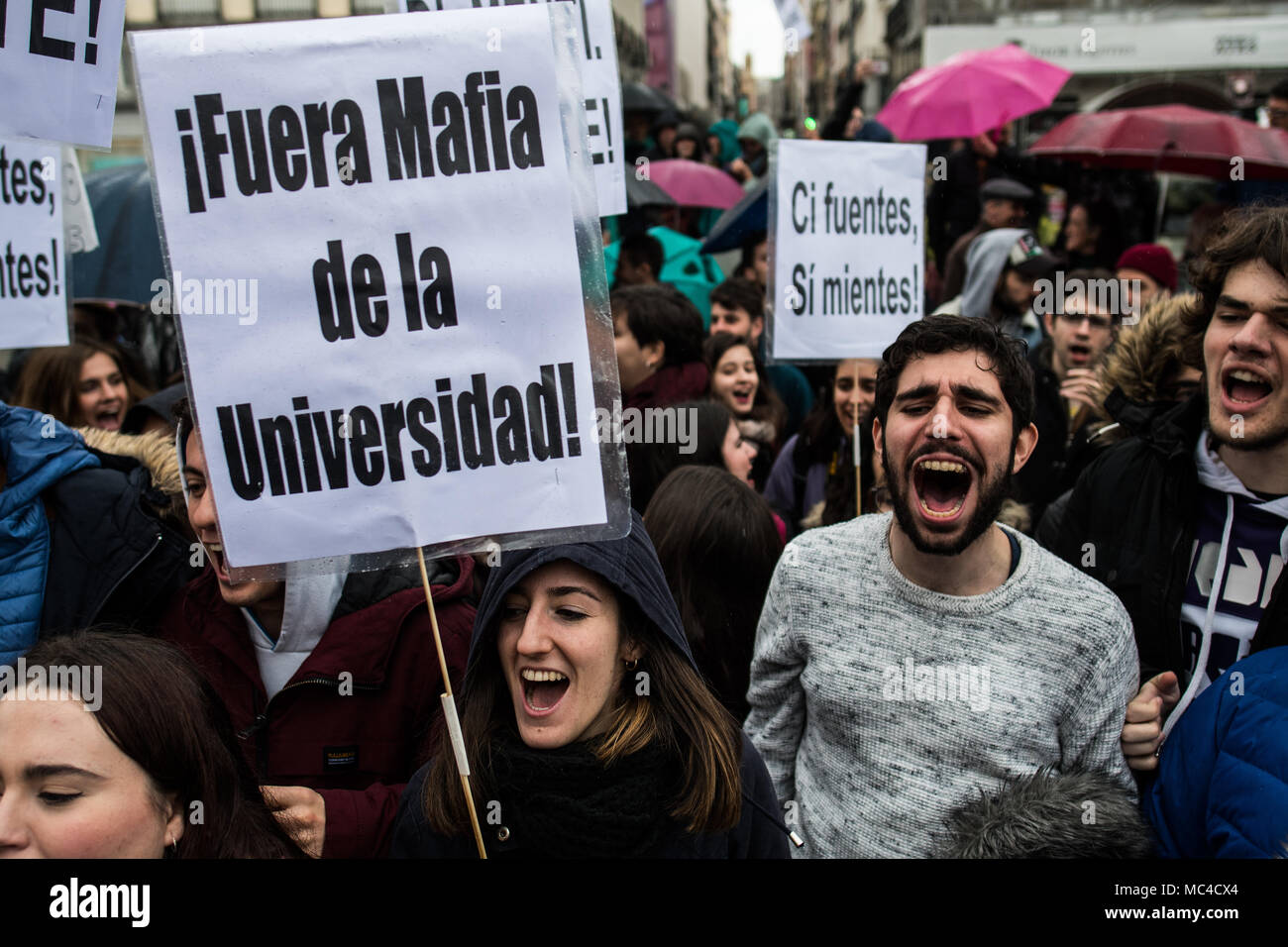 Madrid, España. 12 abr, 2018. Los estudiantes de la Universidad Rey Juan Carlos protesta la dimisión del presidente de la Comunidad de Madrid, Cristina Cifuentes y por rector de