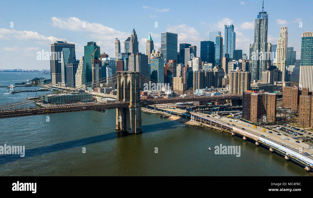 FDR Drive, el Puente de Brooklyn y el centro de Manhattan, Ciudad de Nueva York, EE.UU. Foto de stock