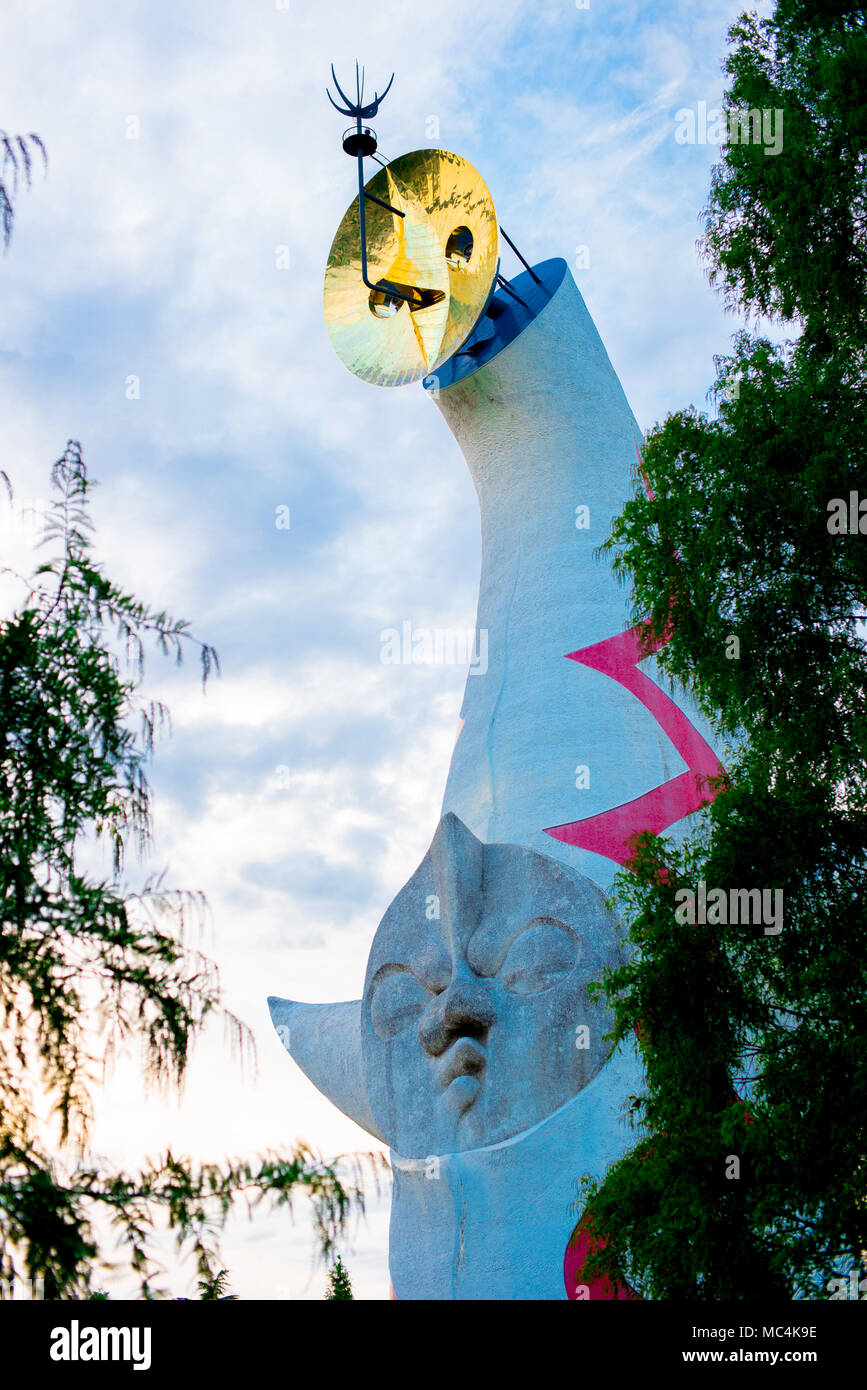 Torre del Sol por el artista japonés Taro Okamoto se encuentra en Banpaku parque en Osaka, Japón. Foto de stock