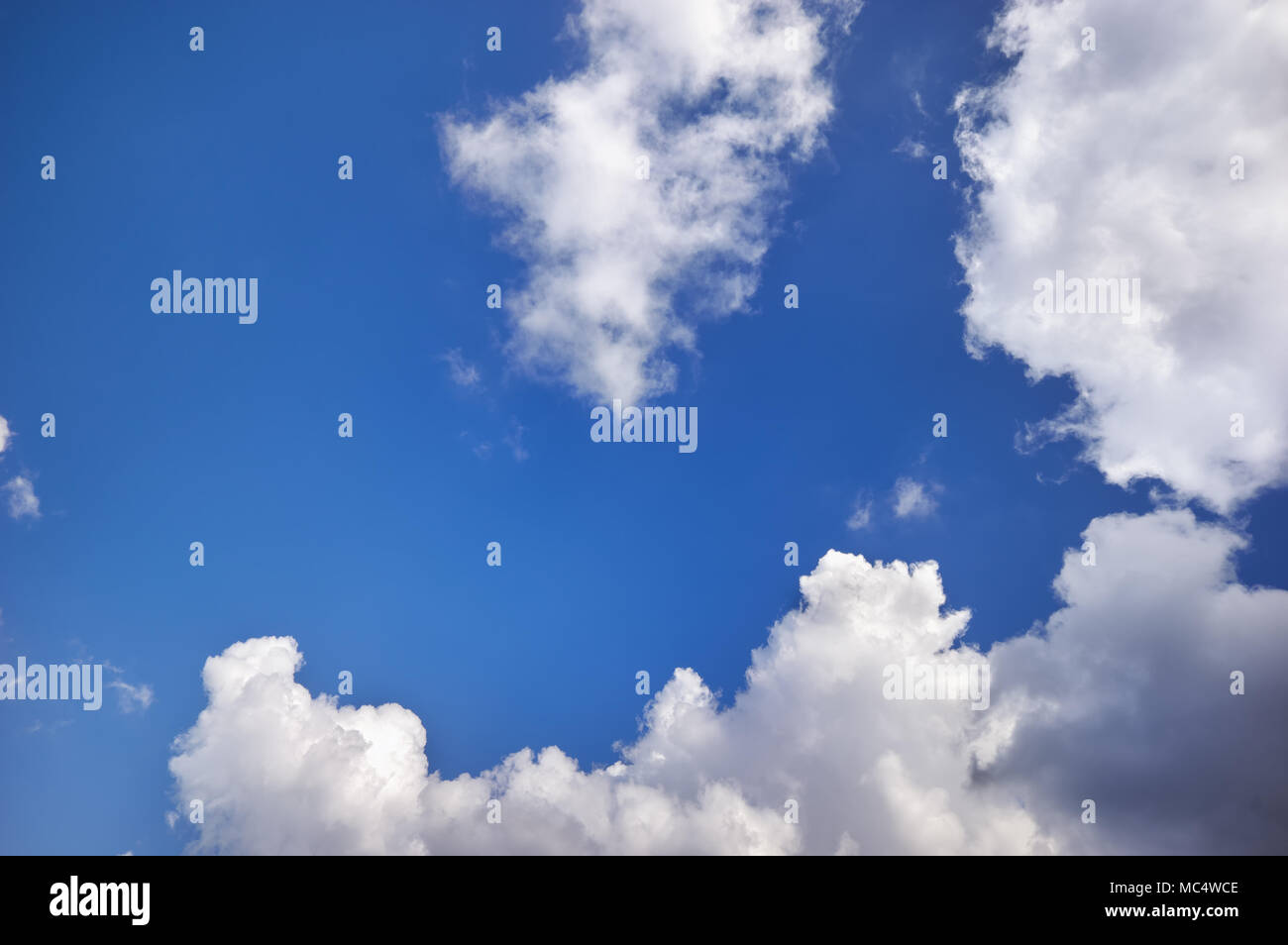 Cielo azul con nubes en día soleado. Foto de stock