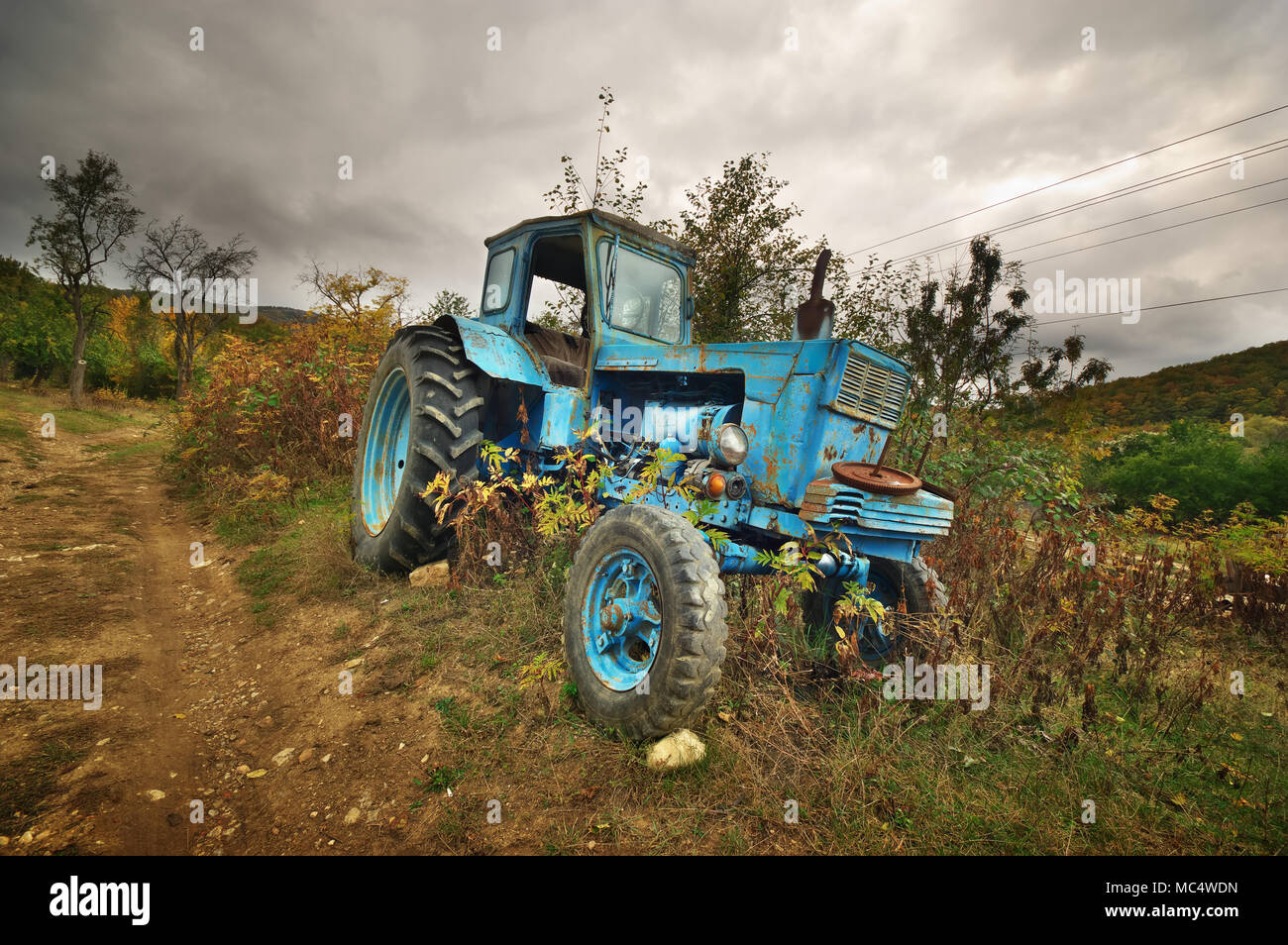 Viejo tractor oxidado abandonados Foto de stock